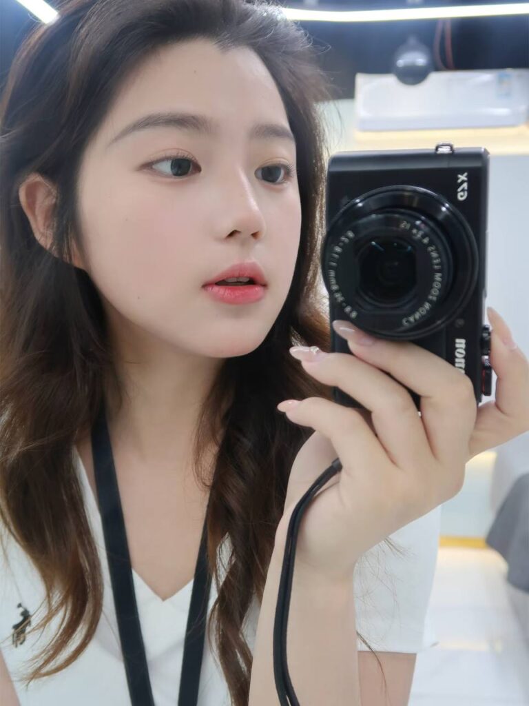 "一位年轻女性在电脑前浏览金主平台，寻找安全可靠的包养机会。"