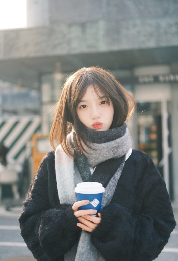 "一位高挑女孩和她的金主在咖啡馆愉快地交谈"