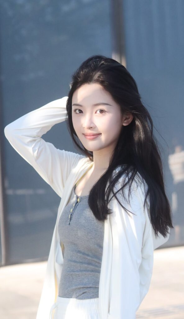 "一对情侣在浪漫的约会中，享受彼此的陪伴"