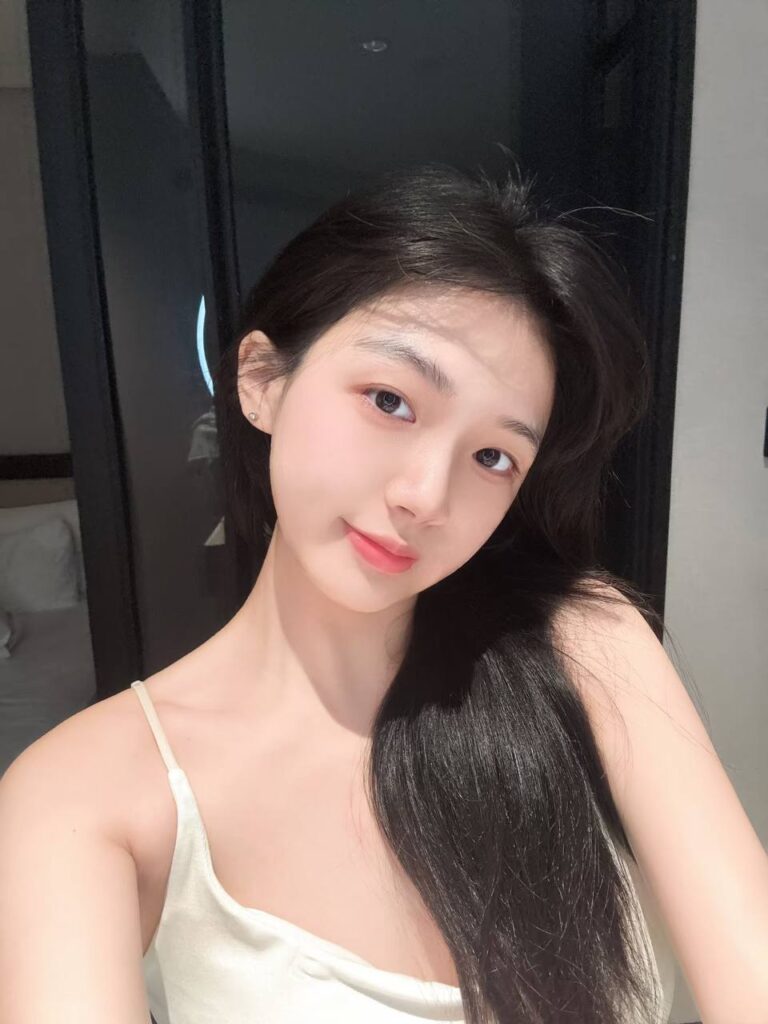 "一位年轻女子与一位成熟男士在咖啡馆愉快交谈的场景"