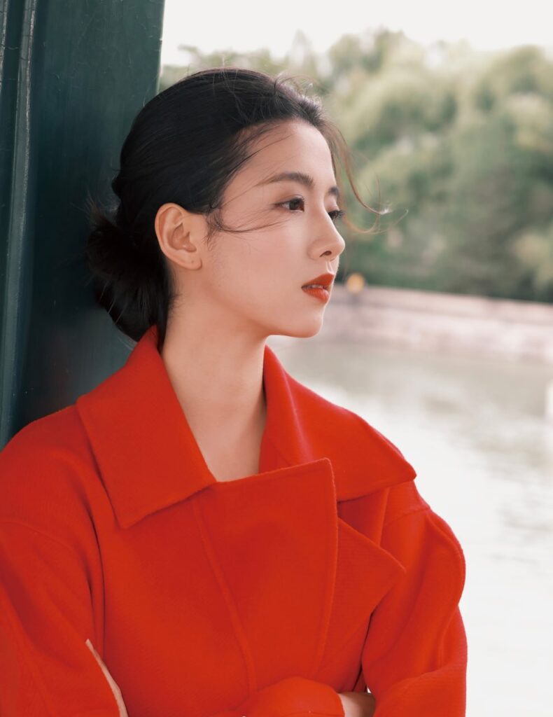 "小丽和她的金主在高端酒会上相识，开启了包养关系的新篇章"