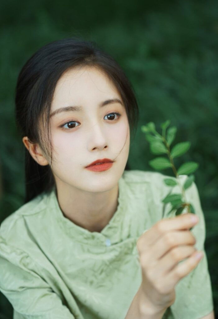 "一对情侣在公园散步，享受着彼此的陪伴"