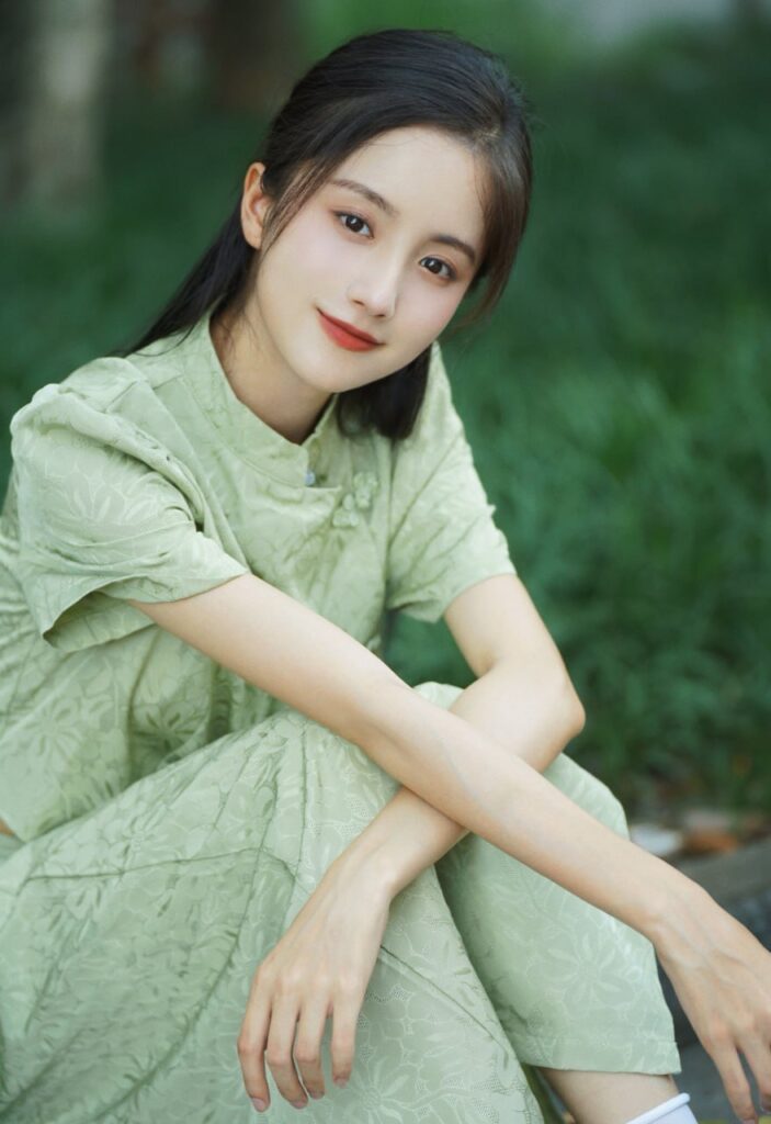 "一对情侣在咖啡馆里愉快地交谈，桌上放着一份包养协议"