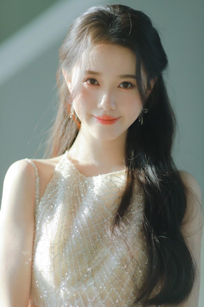 "一对情侣在餐厅愉快地交谈，桌上放着精美的礼物"