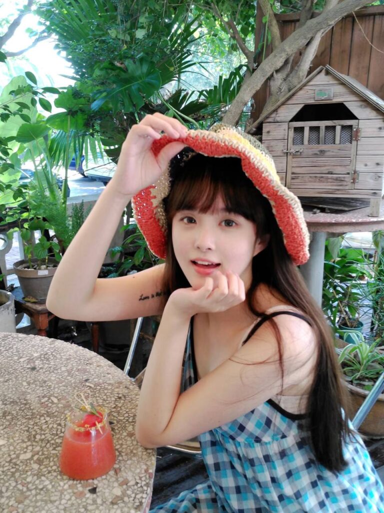 "一位男士和一位女士在咖啡馆愉快地交谈，桌上放着一个笔记本和一杯咖啡，象征着包养关系中的经济规划。"