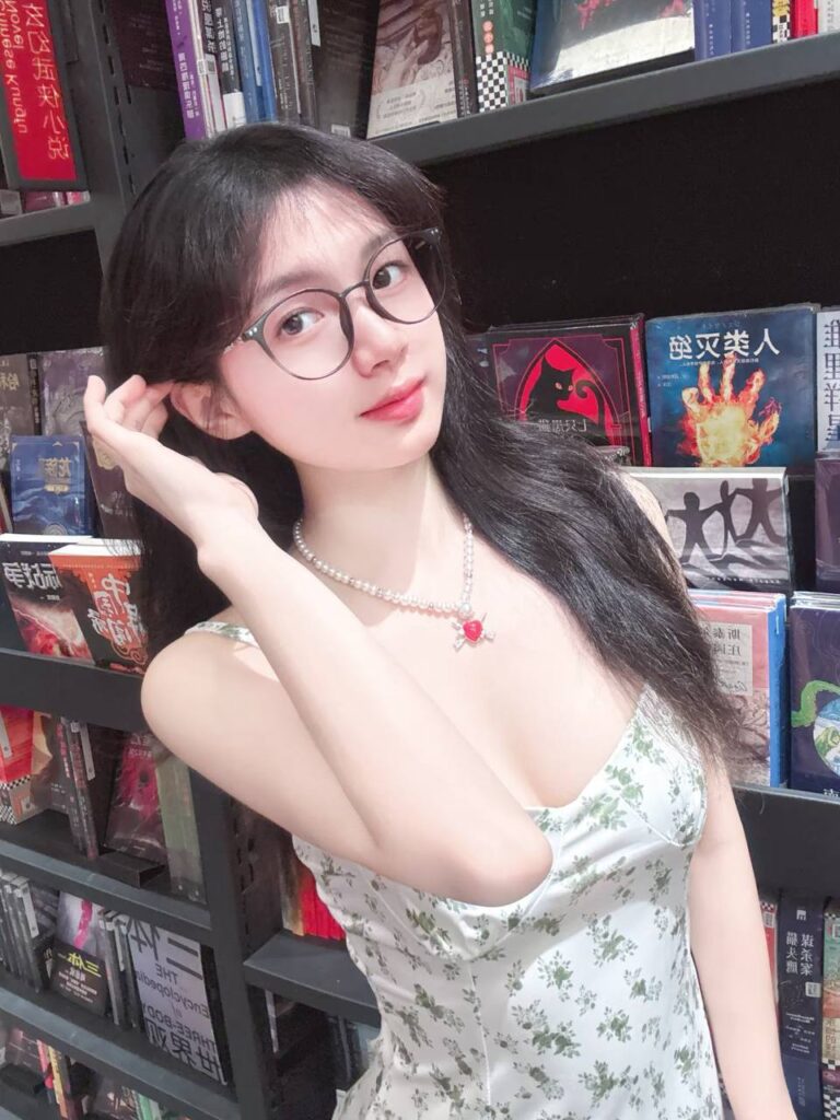 "一对情侣在咖啡馆愉快地聊天"