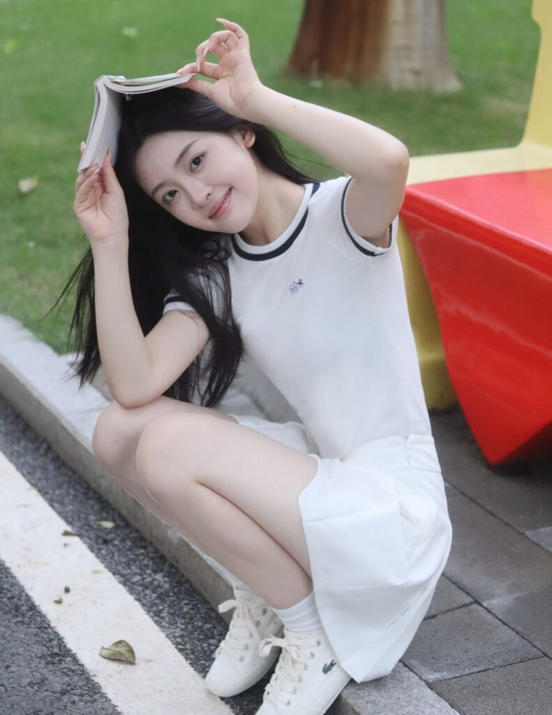 "一位年轻人在繁华的上海街头思考人生"