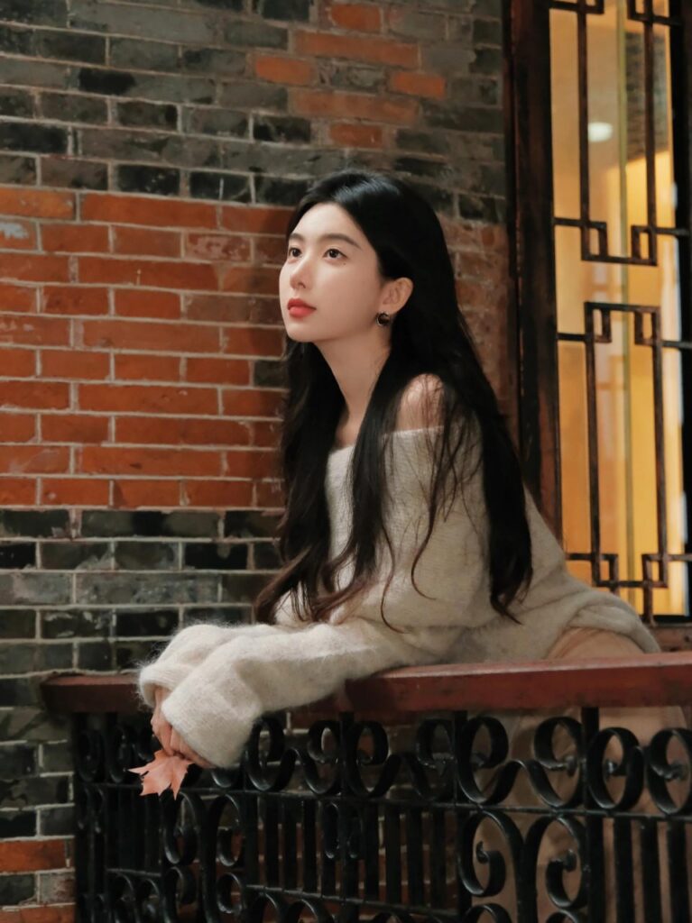 "一位年轻女学生在大学校园内微笑"