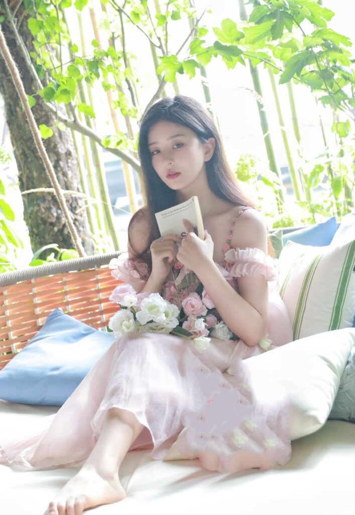 "小李和老王在咖啡馆讨论包养关系"