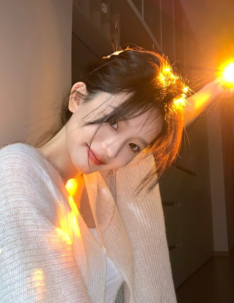 "包养关系模型图示，展示金主和被包养者的互动"