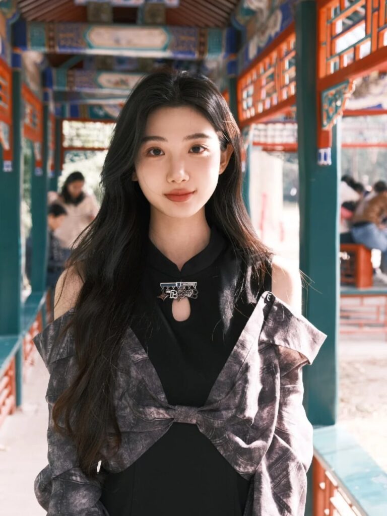 "一对情侣在公园散步，享受着温馨的时光"