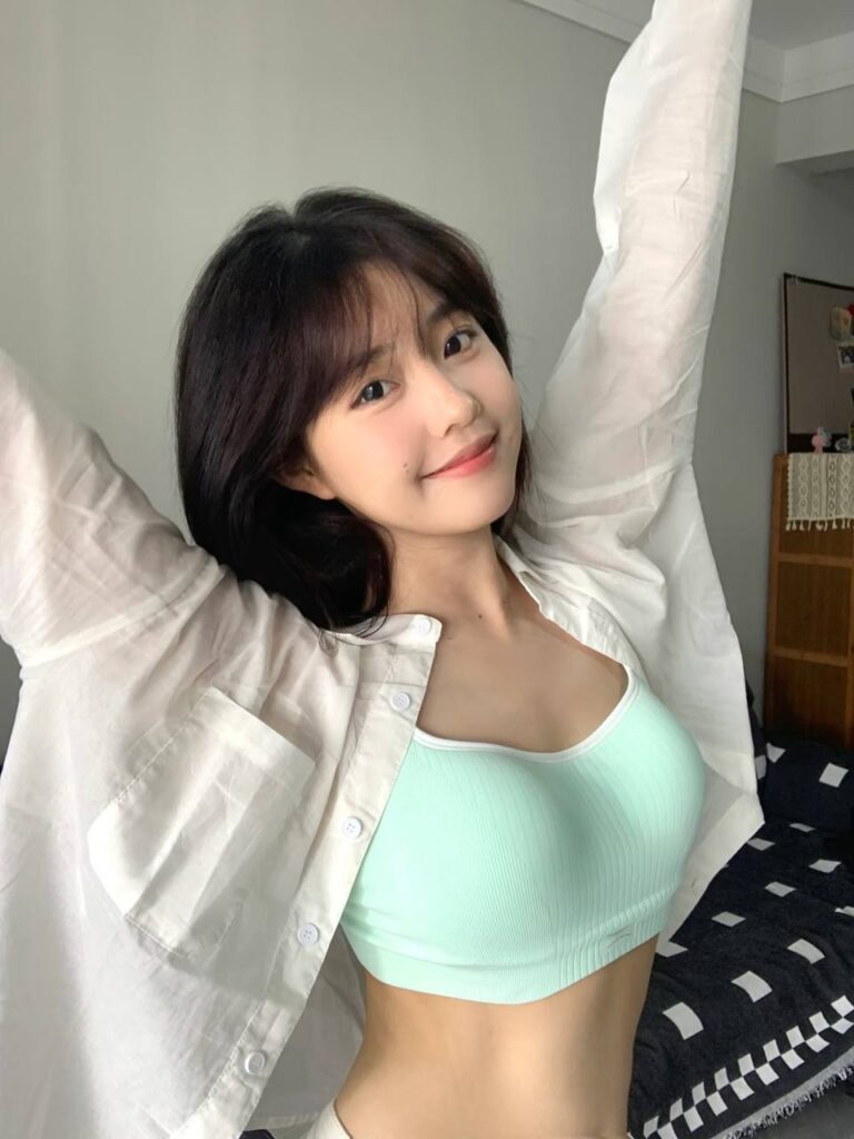 "一位年轻女生在手机上浏览包养自荐平台"