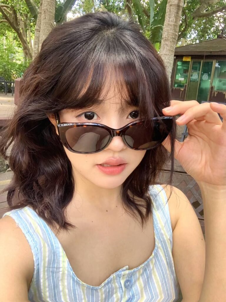 "一位年轻女性在事业发展中自信微笑"