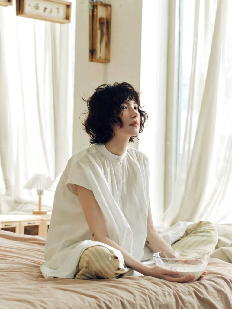 "一对情侣在咖啡馆愉快地交谈"