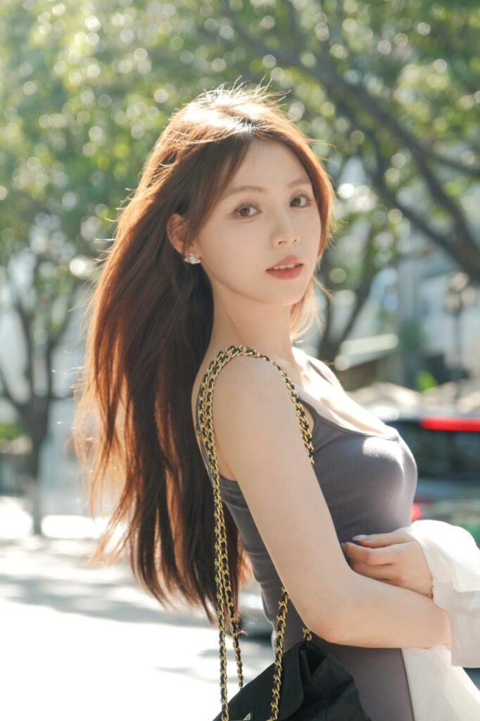 "包养关系中的情侣在公园散步"