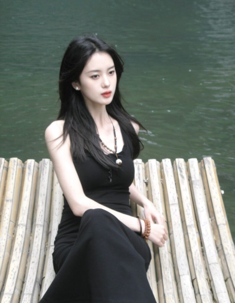 "一位创业者与金主在办公室讨论项目"